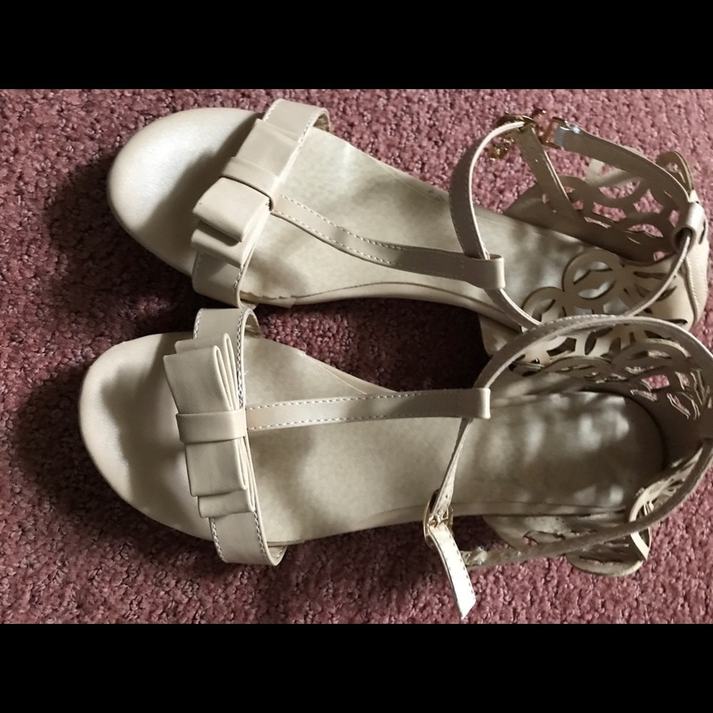 Ankle strap Low Wedge Sandals. 7.5-8